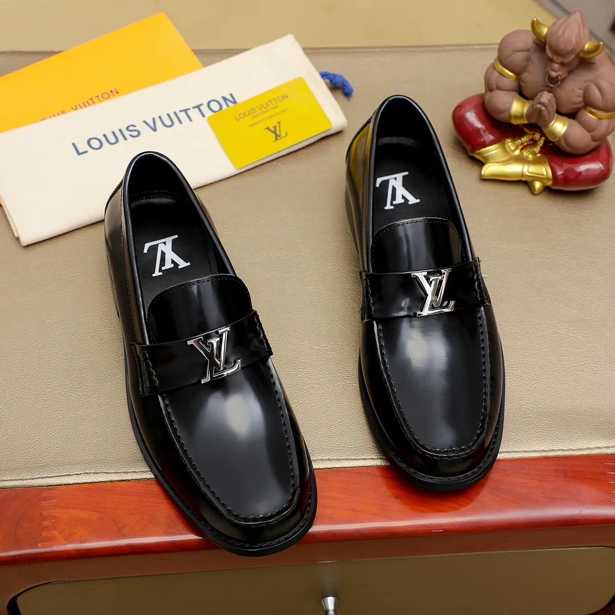 Men's shoes 460 💰 Louis Vuitton LV ® 🆕 model 🔛 full shoe counter, first layer cowhide, 🐂leather lining casual shoes for men, super soft outsole, a must-have for driving. Synchronized with the counter, original first layer cowhide, completely 1:1 mold customization 🌹 top version, color optional! Number: 38-44 (45.46 customized)